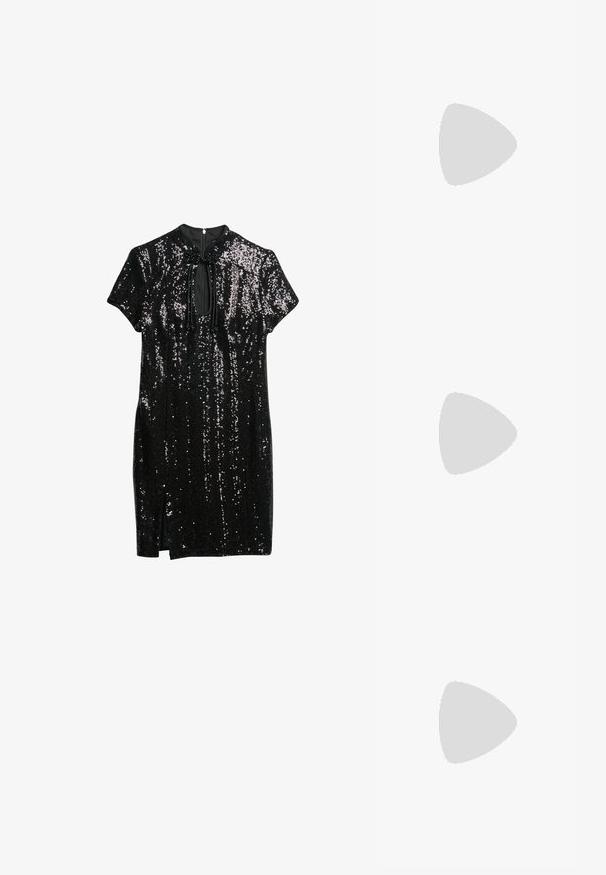 Zwarte jurk versierd met pailletten, met een hoge halslijn, korte mouwen en een sleufdetail aan de voorkant, met een lichte split aan de onderrand.; Zilveren slingbackhakken met een puntige neus, glanzende afwerking en een rechthoekig accent aan de voorkant, voorzien van een slanke hak en verstelbare band.; Zwart-witte textuur clutch tas met een ronde vorm, zilveren kettingband en een metalen sluiting aan de bovenkant.; Zilveren hoepeloorbellen met een ontwerp van dubbele cirkels. De grotere cirkels zijn glad en glanzend, met een kleinere lus aan de bovenkant van elke cirkel.