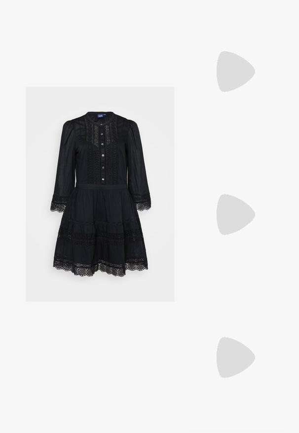 Vestido negro de tela ligera, con un frente abotonado, mangas largas, detalles de encaje y una falda escalonada con un dobladillo con formas onduladas.; mtng MARS - Mules de tacón - black; Gafas de sol de carey marrón con una forma vintage de ojo de gato y lentes marrones. Presentan brazos curvados con acentos rojos.; Pendientes de aro de plata con un charm de cruz y corazón. Textura suave y brillante con un acabado pulido. Cada charm cuelga de un lazo seguro.