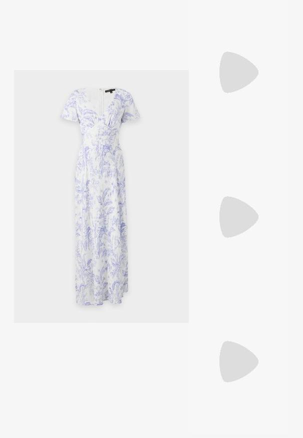 Robe maxi blanche à manches courtes avec motif floral violet, décolleté en V et taille cintrée avec fermeture éclair au dos.; Sandale à talons hauts beige avec bride de cheville et boucle dorée, bout ouvert et talon bloc sur fond blanc.; Pochette en cuir beige plissé avec un cadre en métal argenté, dotée de deux fermoirs ronds décoratifs et d'une chaîne en argent.; Boucles d'oreilles en or avec quatre pierres précieuses rondes transparentes de tailles décroissantes et une perle blanche pendante sur chaque boucle sur fond blanc.