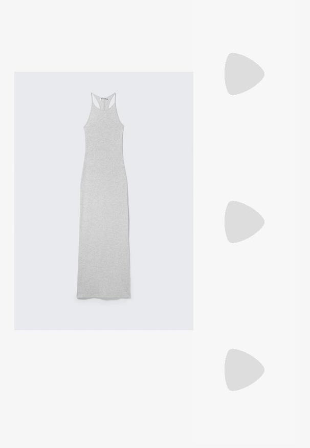 Robe longue gris clair, sans manches, coupe moulante avec style dos nageur et étiquette "WEEKDAY" à l'intérieur du col.; Chaussure plate en cuir noir avec un nez pointu, des détails froncés autour de l'ouverture et un accent en boucle argentée sur la bride ajustable.; Lunettes de soleil rondes teinte brun avec une monture bordeaux brillante. Branches fines avec un détail de marque subtil. Design de verres plats.; Sac à main en tissu noir, de forme arrondie, orné de clous métalliques ronds en argent disposés en motif, et d'un accent en tissu noué.