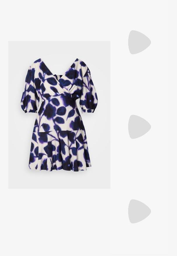 Robe à décolleté en V avec des manches bouffantes, présentant un motif floral en bleu profond et blanc, taille cintrée et jupe évasée. Tissu léger.; Bottine en cuir noir avec pointe effilée, talon empilé, texture scintillante et une bride décorative avec une boucle argentée.; Sac à main en cuir noir avec un fond arrondi, une fermeture à rabat et une seule fine bandoulière, sur un fond clair uni.; Une paire de boucles d'oreilles en argent en forme de cœur incrustées de petits cristaux transparents sur fond blanc.