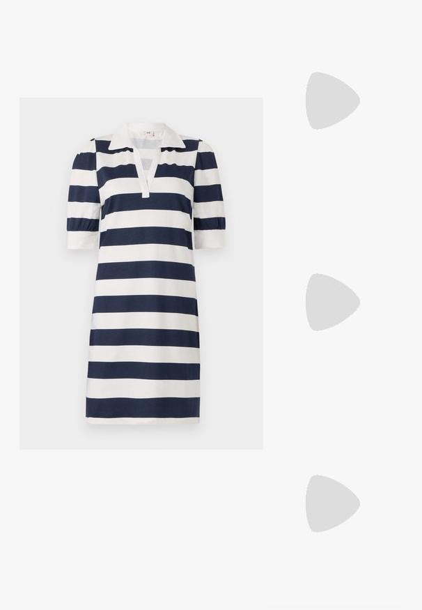 Gestreepte jurk met marineblauwe en witte horizontale strepen, een klassieke polo-kraag, korte pofmouwen en een v-hals. Zacht katoen.; Zwarte leren slingback ballerina met spitse neus, voorzien van twee horizontale bandjes en vierkante zilveren gespen, lage hak en een gladde textuur.; Handtas van zacht leer in crèmekleur met geraffelde bovenkant en geknoopte dubbele handvatten tegen een witte achtergrond.; Zilveren oorbellen in de vorm van een gladde, glanzende ring. Circulaire vorm, voorzien van een veilige sluiting. Eenvoudig en elegant ontwerp.