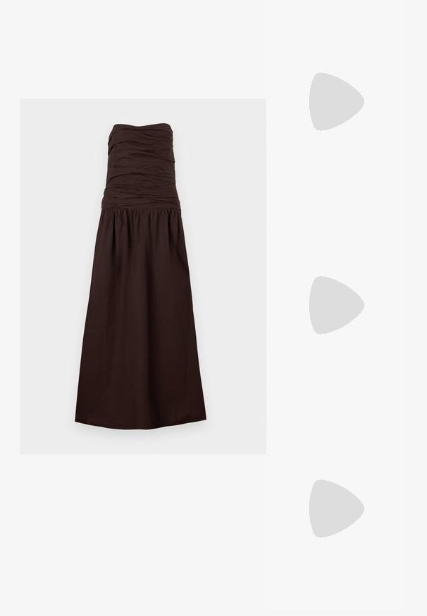 Robe longue marron foncé sans bretelles avec corsage froncé et taille froncée, s'évasant en une jupe longue.; Sandale marron à talons hauts avec fines lanières croisées et bride de cheville avec boucle argentée sur fond blanc.; Sac à main rectangulaire en cuir noir avec une longue bandoulière unique et une finition brillante, présenté sur un fond blanc uni.; Deux paires de boucles d'oreilles en or brillant, l'une en forme de goutte et l'autre en forme de croissant, présentées sur un fond clair.