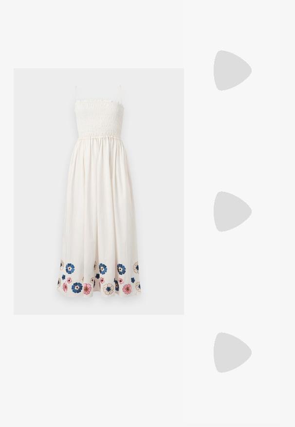 Robe blanche sans manches avec corsage smocké et broderie florale en bleu, rose et beige le long de l'ourlet.; Sandale en cuir marron avec des fines lanières, un accent circulaire doré et une semelle plate. Design minimaliste avec un détail de boucle réglable.; Sac tissé marron et jaune, de forme rectangulaire, avec deux poignées, et une finition texturée avec des coutures visibles et une étiquette de marque.; Paire de boucles d'oreilles créoles en or de taille moyenne avec un design texturé et perlé sur un fond clair uni.