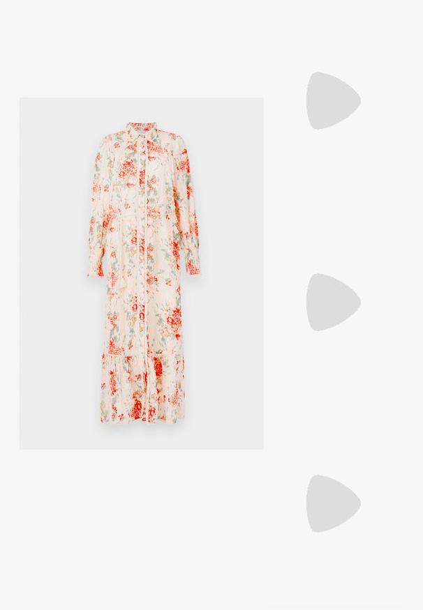 Bloemen mididress in crème met rode en groene bloemen. Kenmerken zijn een knoopsluiting aan de voorkant, lange mouwen en een tiered zoom. Lichtgewicht stof.; Enkel witte slingback pumps met puntige neus en hoge hak, rustend op een glanzend, metallic zilveren gewatteerde oppervlakte.; Beige leren handtas met dubbele handvatten, messing gesps en klinknagel details, en een verstelbare schouderriem tegen een witte achtergrond.; Een paar glanzende oorstekers in goudkleur, gevormd als knopen, tegen een effen witte achtergrond.