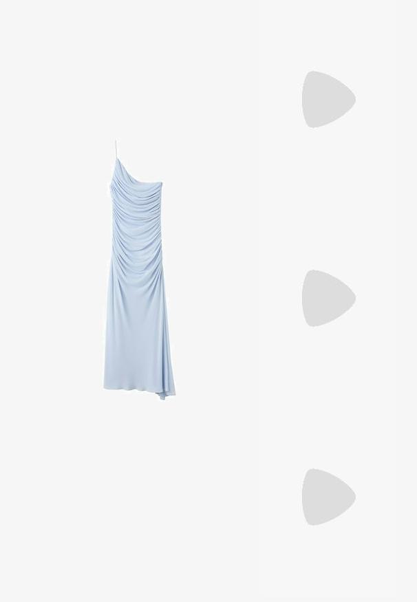 Robe de soirée bleu clair à une épaule avec des détails de tissu froncé et une longue jupe fluide.; Pompe à talon aigu en cuir verni blanc avec un bout pointu et une fine talon stiletto, présentant une texture lisse et un intérieur beige.; Lunettes en métal argenté avec des verres ronds et une fine monture. Les embouts de branches noirs offrent un contraste. Plaquettes de nez ajustables incluses.; Sac à main en cuir couleur crème, de forme rectangulaire, avec une poignée plate et une bandoulière détachable ; présente un rabat à l'avant avec une fermeture magnétique.