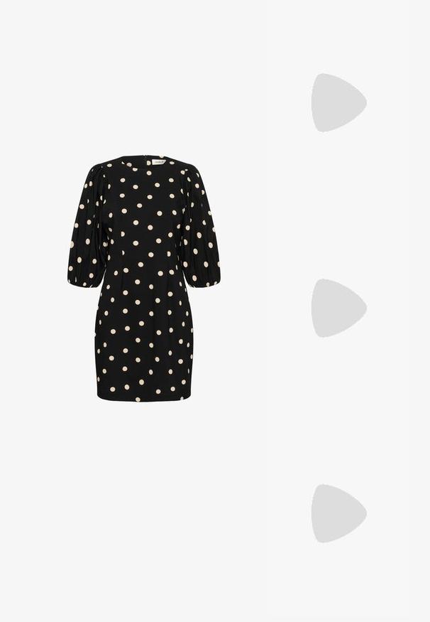 Zwarte jurk met romige stippen, korte pofmouwen, ronde halslijn en een verborgen rits aan de achterkant. Zachte stof met een gladde textuur.; Zwarte gepatineerde slingback hakken met een spitse neus, voorzien van een unieke geometrische blokhak en een gladde textuur. Verstelbare band voor ondersteuning.; ESTRO Handtas - white; Witte parelketting met ovale parels, uniforme grootte en een gladde textuur, aan elkaar geregen om een continue lus te vormen.