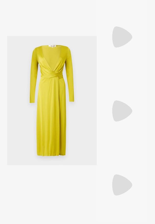 Robe portefeuille jaune à manches longues avec un profond décolleté en V et un détail froncé à la taille, présentée sur un fond gris clair uni.; Mule dorée à bout ouvert avec lanières, petit talon kitten et design noué sur fond blanc uni.; Sac à main vert à cordon avec deux poignées, décoré de formes abstraites bleues et vertes brodées, sur un fond blanc uni.; Boucles d'oreilles en métal doré et argenté avec une base en disque rond et une pièce supérieure ovale, texture lisse et finition polie.