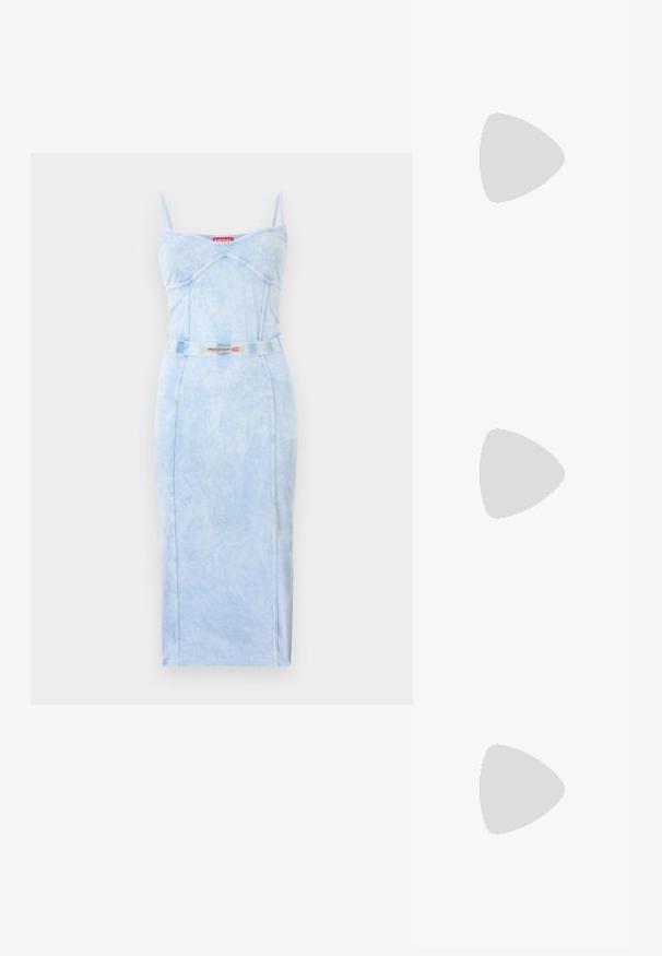 Robe midi ajustée bleu clair avec fines bretelles, détails de coutures, et ceinture assortie ornée d'une étiquette logo Diesel rouge et blanche.; Mule noire à bout pointu avec un petit talon kitten et des larges brides superposées sur le dessus du pied.; Sac à bandoulière en cuir noir avec sangle réglable, deux fermetures éclair verticales sur le devant et un petit emblème métallique en forme d'aile sous les fermetures éclair.; Boucles d'oreilles en argent en forme de coquillage avec des nervures texturées et des courbes lisses, dotées d'un dos transparent pour un port sécurisé.