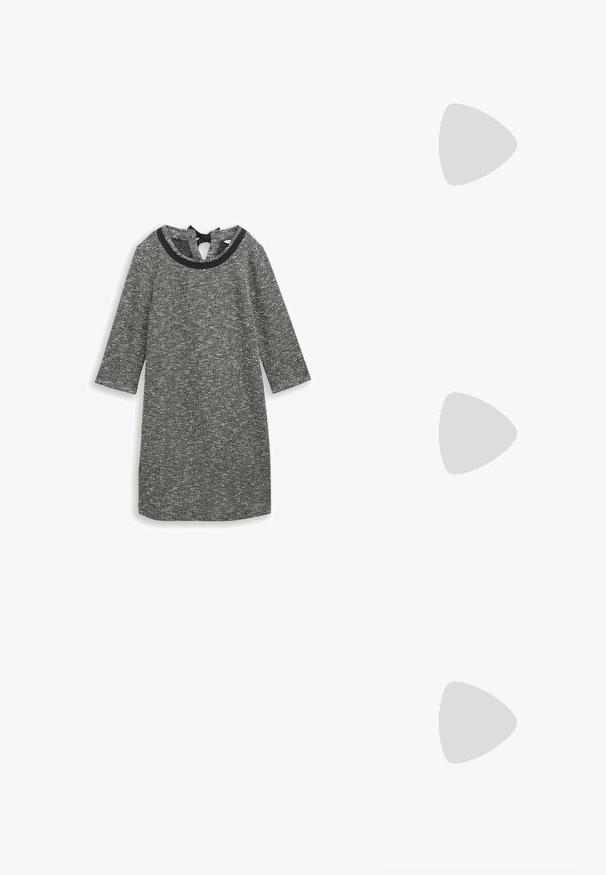 Robe à chevrons gris avec des manches trois-quarts et un col rond. Présente un détail de décolleté en forme de clé et un tissu texturé.; Bottine en cuir noir avec un bout arrondi, un talon bloc de hauteur moyenne et une finition lisse. Dotée d'une fermeture éclair discrète sur le côté.; Sac à main structuré noir en cuir avec une poignée supérieure, une bandoulière détachable et un détail à rabat à l'avant. Accents en matériel doré.; Boucles d'oreilles en métal argenté en forme de croissant, avec une surface lisse et brillante. Elles présentent un design minimaliste sans motifs visibles.