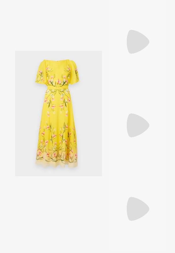 Robe midi jaune avec manches volantées, présentant un imprimé floral rose et vert et une taille ajustée.; Sandale à talon noir ouverte à l'avant avec un design élégant, présentant une surface légèrement texturée et un talon bloc angulaire. Doublure intérieure douce de couleur beige clair.; Paire de boucles d'oreilles anneaux argentés brillants avec un design torsadé et ondulé, présentée sur un fond clair uni.; Ceinture large en cuir noir avec boucle arrondie dorée et deux passants dorés, posée à plat sur un fond blanc.