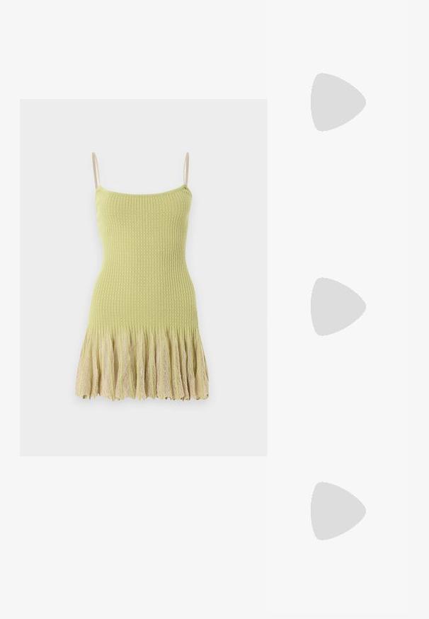Robe sans manches en maille vert clair avec fines bretelles et un ourlet en dentelle beige plissé sur fond blanc.; Chaussure plate en cuir marron foncé avec bout pointu, doubles brides à boucles argentées, œillets métalliques et nœud décoratif à l'avant.; Petit sac à main noir brillant avec deux longues anses et des détails à cordon sur les côtés sur un fond clair uni.; Boucles d’oreilles créoles en métal argenté avec une surface lisse légèrement incurvée et des fermoirs à clapet sur un fond blanc uni.