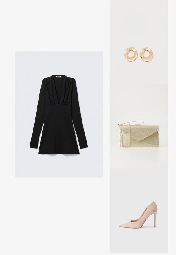 Robe noire à manches longues avec un décolleté plongeant en V et des détails froncés au niveau de la poitrine. Confectionnée dans un tissu extensible, coupe ajustée avec un ourlet évasé.; Escarpin en daim beige à talon haut avec un bout pointu et un design ajouré. Présente une silhouette élégante et un talon aiguille fin.; Pochette en maille dorée avec un rabat triangulaire, une bandoulière en chaîne et une finition lisse. Forme rectangulaire compacte avec un léger éclat.; Paired boucles d'oreilles en métal doré poli de forme irrégulière avec un centre ouvert sur un fond blanc uni.