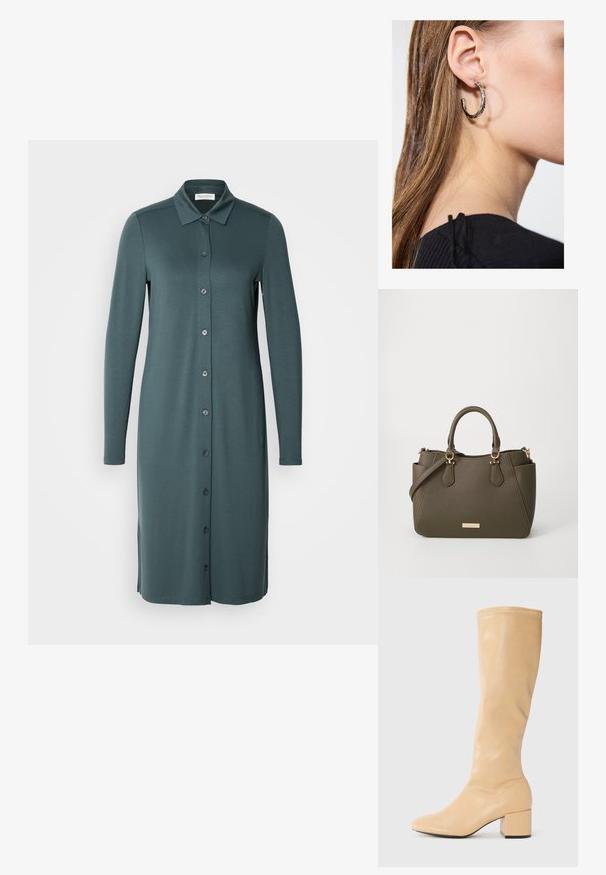 Langærmet skjorte-kjole i en dæmpet teal farve. Fremstillet af glat stof med krave og sidespalter i kanten.; Anna Field Høje støvler/ Støvler - beige; Olivengrøn struktureret håndtaske med dobbelte håndtag, aftagelig skulderrem, sidelommer og hardware i gyldent tone på hvid baggrund.; Sølv hoop ørestik med en poleret overflade, prydet med små guld accenter og en rund form, båret på øreflippen.