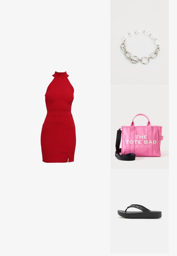Robe rouge à encolure halter avec une silhouette ajustée, dotée d'un col haut et d'une fente sur le côté. Confectionnée dans un tissu extensible pour un ajustement parfait.; Sandales tongs noires en caoutchouc avec un fond texturé, des brides fines et une semelle rembourrée dotée de petits points surélevés pour une meilleure adhérence.; Sac cabas en toile rose avec deux anses et une bandoulière noire, avec le texte blanc « THE TOTE BAG MARC JACOBS » sur le devant.; Bracelet en chaîne en argent épaisse combinée avec des perles blanches irrégulières et un fermoir à bascule sur un fond blanc.