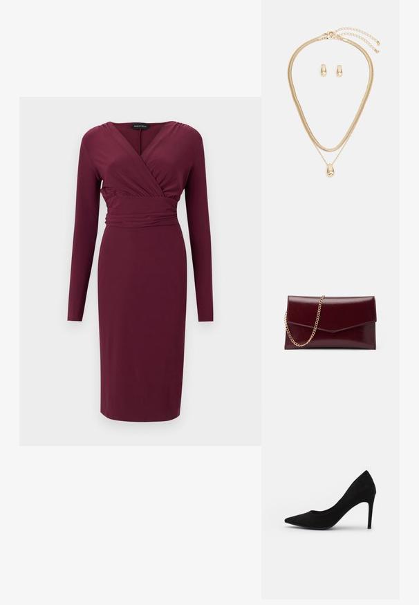 Robe bordeaux à manches longues, longueur genou, avec encolure en V style portefeuille et taille ajustée, par Anna Field.; Pompe à talon aiguille en suède noir, avec un bout pointu, une texture lisse et un talon stiletto fin. Design classique avec une silhouette épurée.; Pochette en cuir bordeaux au design plat et élégant. Équipée d'une bandoulière en chaîne dorée et d'une fermeture à rabat angulaire. Texture lisse avec un éclat subtil.; Ensemble de bijoux en or comprenant un collier superposé avec un pendentif en forme de goutte et des boucles d'oreilles créoles assorties, le tout avec une finition polie.