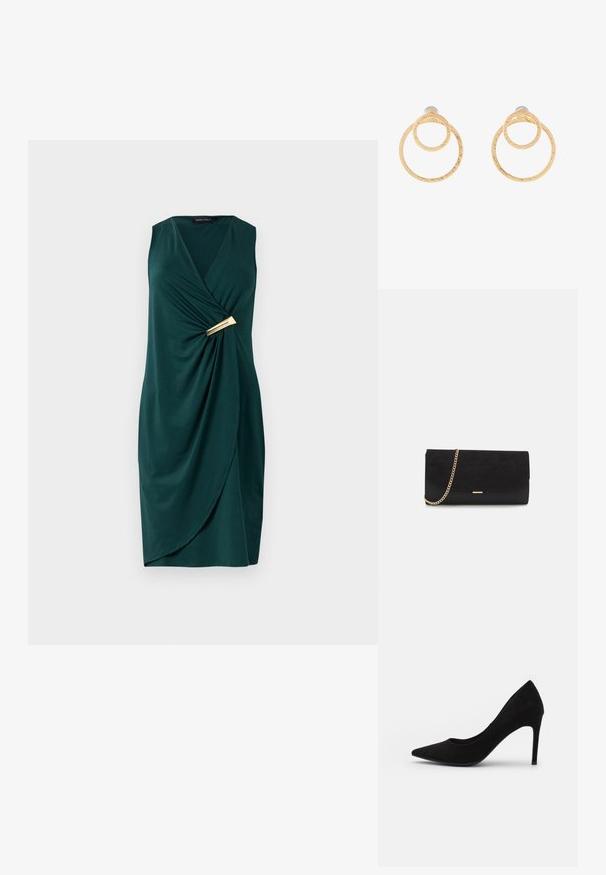 Grøn, ærmeløs kjole med indviklet design og draperet stof. Har et guldaccent ved taljen. Glat tekstur.; Sort ruskind højhælet pumpe med spids tå, glat overflade og slank stiletthæl. Klassisk design med en elegant silhouette.; Sort clutch taske lavet af ruskind med en struktureret overflade, udstyret med en guld kædestrop og et elegant, kantet design.; Guldfarvede hoopsøreringe med to sammenkoblede cirkler og en struktureret overflade. Designet med en glat og sikker bagbeklædning.
