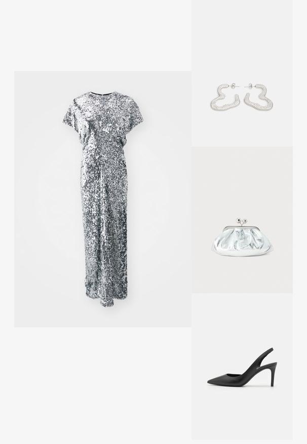 Robe longue en sequins argentés avec des manches courtes, un col rond et une silhouette droite. La texture est brillante et réfléchissante.; Escarpins à talon aiguille en cuir noir, avec un design à bout pointu, présentant une découpure à l'avant et un talon fin.; Petit sac pochette métallique argenté avec un design arrondi et froncé, fermeture à clip avec deux boules argentées.; Boucles d'oreilles en métal argenté au design abstrait et ondulé, ornées de petits cristaux scintillants. Fermeture arrière à clou sécurisée.