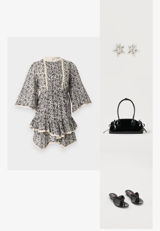 Zwart-witte jurk met bloemenprint, met wijde driekwartslangen mouwen, geplooide voorkant, kanten versieringen en een gelaagde, gerimpelde zoom.; Melissa QUANTUM THONG X DIESEL - Teensandalen - black; Kleine zwarte glanzende handtas met twee lange hengsels en zijkant trekkoord details op een effen lichte achtergrond.; Zilverkleurige stervormige oorringen met een gladde, gepolijste afwerking op een effen witte achtergrond.