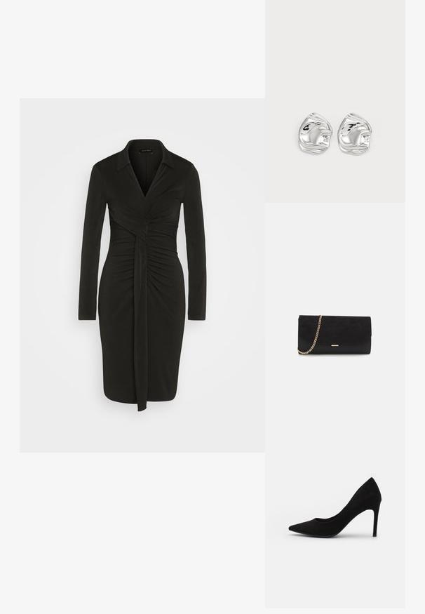 Robe noire en tissu extensible, avec un col, des manches longues, un design froncé à la taille et un lien à l'avant.; Pompe à talon aiguille en suède noir, avec un bout pointu, une texture lisse et un talon stiletto fin. Design classique avec une silhouette épurée.; Porte-monnaie noir en daim avec une finition texturée, doté d'une chaîne dorée et d'un design épuré et angulaire.; Boucles d'oreilles en forme abstraite argentées avec une finition poli, présentant des courbes lisses et des contours subtils. Pas de motifs ou d'accents visibles.