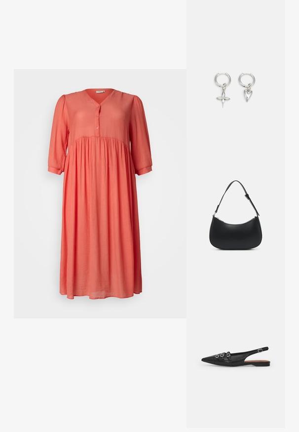 Koralle Kleid aus leichtem Stoff mit V-Ausschnitt, Dreiviertelärmeln, vorderen Knöpfen und vertikaler Textur. Ausgestellte Silhouette.; Schwarze Leder-Slingback-Ballerina mit spitzem Zeh, ausgestattet mit zwei horizontalen Riemen und quadratischen silbernen Schnallen, mit flachem Absatz und glatter Oberfläche.; Pieces PCALUANA SHOULDER BAG - Handtasche - black; Silberne Creolen mit einem Kreuz- und Herz-Anhänger. Glatte, glänzende Textur mit polierter Oberfläche. Jeder Anhänger hängt an einem sicheren Ring.