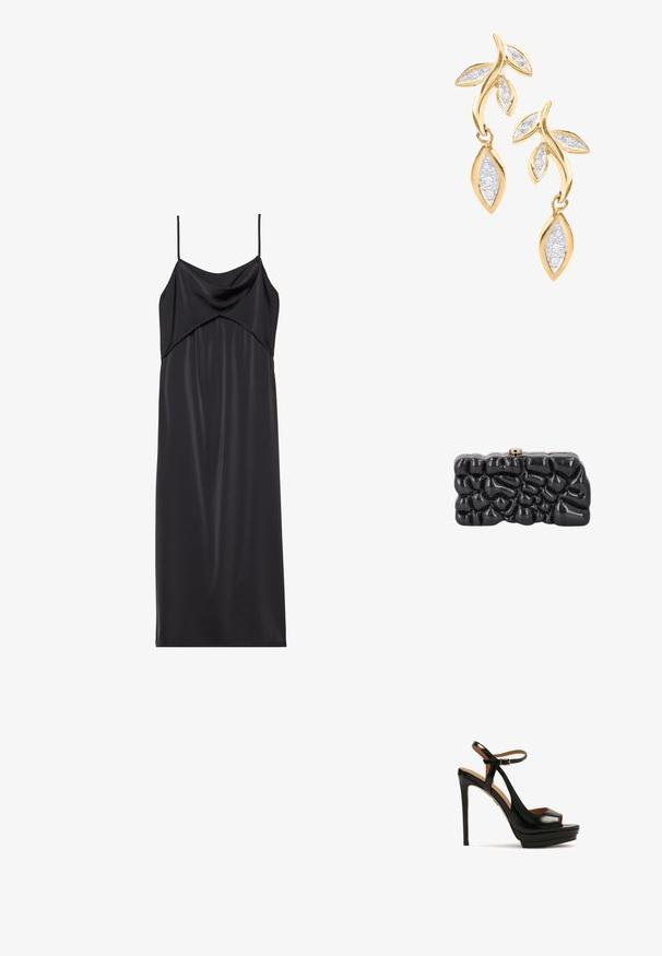 Zwarte satijnen slipdress met dunne spaghettibandjes, een gedrapeerde halslijn en een rechte silhouet. Gladde textuur en minimalistisch ontwerp.; Zwarte hoge hakken sandaal met open teen, enkelbandje, glanzend leren materiaal, platform basis en stiletto hak. Gouden hardwaredetails.; Glanzende zwarte clutch met een abstract, getextureerd oppervlak en een kleine metalen sluiting bovenop, getoond tegen een witte achtergrond.; DIAMANT L'ÉTERNEL Oorbellen - gold coloured