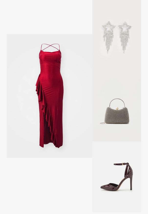 Vestido maxi de satén rojo con tirantes cruzados ajustables, que presenta un detalle de volante lateral y una Silueta ajustada. Textura suave, diseño elegante.; Zapato de charol burdeos de tacón alto con punta afilada, correa en el tobillo y un tacón de 10 cm tipo stiletto. Textura suave y detalles mínimos.; Pequeño bolso de mano con patrón de cuadrícula plateada, asa curva, gran cierre de perla y una delgada correa de cadena plateada sobre un fondo liso.; Pendientes en forma de estrella con strass y detalles de flecos en cascada, con un tono plateado y una superficie brillante y reflectante. Forma de estrella con un diseño intrincado.