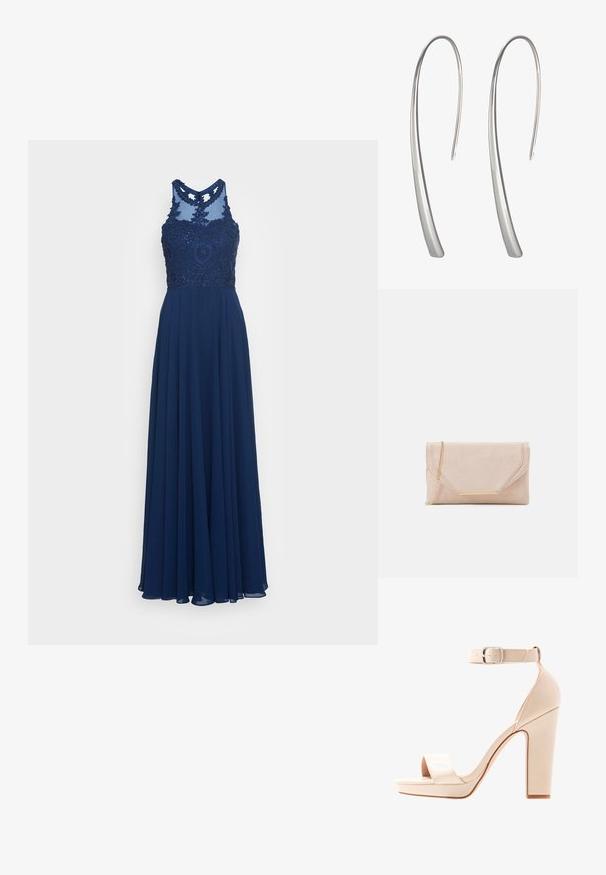 Robe de soirée bleu marine avec un col haut, un haut transparent, des embellissements brodés et une jupe fluide pour une silhouette gracieuse.; Anna Field by Zalando Sandales - offwhite; Pochette en suède beige avec une bandoulière en chaîne dorée et un accent en métal rectangulaire. Elle possède un rabat repliable avec des bords angulaires et des détails de couture.; Boucles d'oreilles pendantes en argent long avec un design élégant et allongé et une surface lisse et polie. Présente une forme courbée minimaliste.