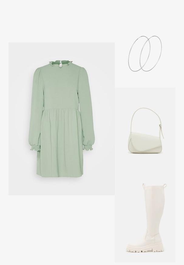 ONLY ONLMETTE HIGHNECK DRESS - Robe de jour - green; Bottes en caoutchouc blanches jusqu'aux genoux avec une semelle épaisse et des panneaux élastiques sur les côtés. Elles sont dotées de languettes en haut pour un enfilage facile. Texture lisse.; Sac à main en cuir synthétique blanc avec une forme triangulaire structurée, une bandoulière unique réglable et un rabat à courbes accentuées.; Boucles d'oreilles en argent au design minimaliste. Forme circulaire, texture lisse et profil fin. Légères avec une finition polie.