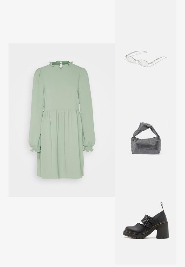 ONLY ONLMETTE HIGHNECK DRESS - Jurk - green; Zwarte hoge hakken met een gestructureerde zool, voorzien van twee zilveren gespen, gele stiksels en een lus aan de achterkant voor gemakkelijk aan- en uittrekken.; Ovale brillen met een metallic zilveren montuur, heldere glazen en getextureerde kraalaccenten op de tempels. Lichtgewicht ontwerp met gebogen armen.; Zwarte en zilveren handtas met een gestructureerd oppervlak dat een diamanten patroon vertoont, een geknoopt handvat en een gestructureerde vorm.