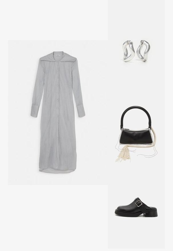 Langes, knöpfbares Kleid in Hellgrau mit Kragen, langen Ärmeln und geknöpften Handgelenken. Hergestellt aus strukturiertem Stoff mit gerader Silhouette.; Schwarze Lederclogs mit strukturierter Oberfläche, verstellbarem Schnallenriemen und einem stabilen Absatz. Glatte, runde Zehenform mit einer soliden schwarzen Sohle.; Schwarze Ledertasche mit einem runden Griff, silbernem Reißverschluss, weißem Fellbesatz und einem langen cremefarbenen Quast, der vorne angebracht ist.; Silberne Creolen mit gedrehtem Design. Abgerundete Kanten und glänzende Oberfläche. Offen schließende Verschlüsse für einfaches An- und Ausziehen. Glatte Textur durchgehend.