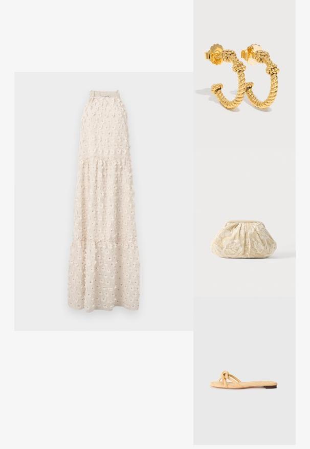 Hellbeiges Maxikleid mit Blumenstickerei, Neckholder-Design, gestuften Lagen und einer strukturierten Oberfläche. Verfügt über verstellbare Neckholderbänder.; Gelbe gewebte flache Sandale mit zwei überkreuzten Riemen, einem geknoteten Detail an der Vorderseite und einer niedrigen, braunen Sohle.; Cremefarbene Stoff-Clutch mit floraler Spitzenüberlagerung und gerafftem oberen Verschluss vor einfachem hellem Hintergrund.; Goldene, gedrehte Creolen mit Seilstruktur und Schmetterlingsverschlüssen vor hellem Hintergrund.