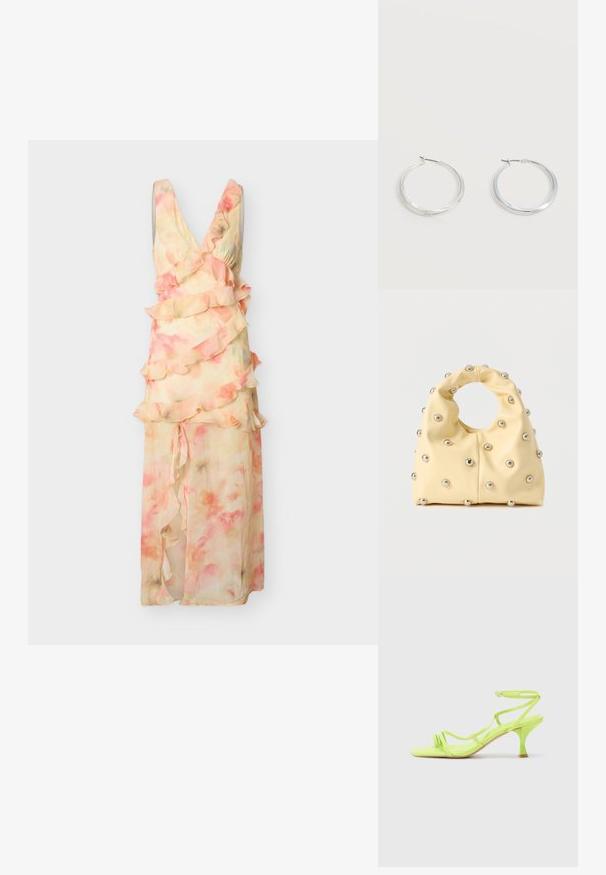 Ærmeløs maxi-kjole i pastelrosa og fersken med blomsterprint, lagdelte flæser og dyb V-udskæring på ensfarvet baggrund.; Neon grøn højhælede sandal med firkantet tå, tynde stropper, ankelspænde og buet hæl. Glat materiale med en blank finish.; Blød gul håndtaske med cirkulært håndtag, dekoreret med jævnt fordelte små sølvfarvede metalknopper på en glat overflade.; Sølvfarvede metaloorringe med glat, let buet overflade og låsemekanisme på en ensfarvet hvid baggrund.