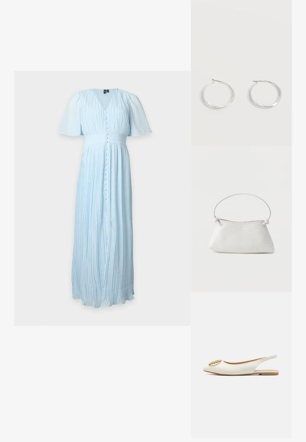 Robe maxi plissée bleu clair avec manches courtes bouffantes, décolleté en V et boutons recouverts de tissu sur le devant et à la taille.; Ballerines blanches en cuir avec un talon ouvert, présentant un bout pointu et un grand accent ovale doré orné de strass à l'avant. Semelle plate couleur beige.; Sac à main en cuir tressé blanc avec poignée arrondie et extrémités de lanière nouées, présenté sur un fond uni.; Boucles d’oreilles créoles en métal argenté avec une surface lisse légèrement incurvée et des fermoirs à clapet sur un fond blanc uni.
