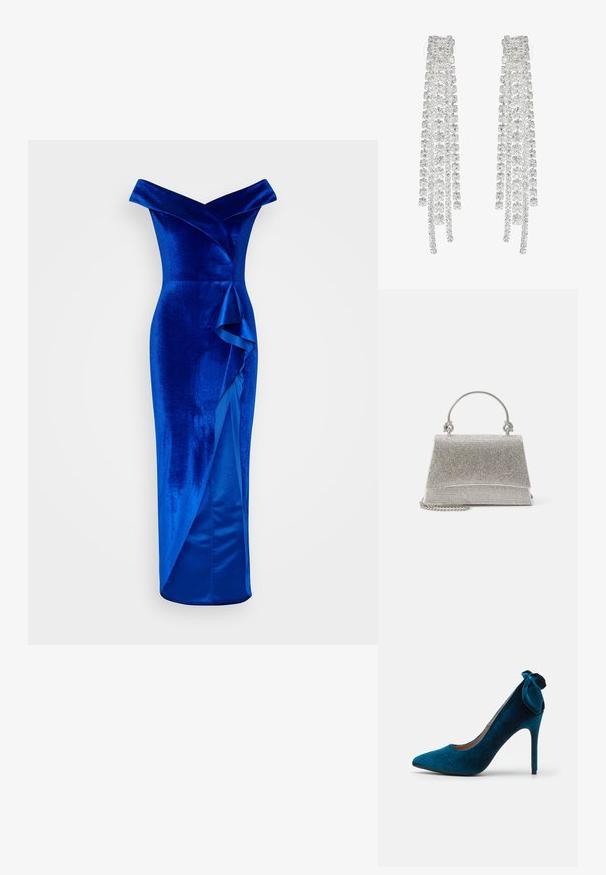 Blå fløjlskjole med off-the-shoulder design, der har et kaskade-ruffle detajle og en slids op til låret på den ene side.; Anna Field Pumps - dark blue; ALDO FELISIA - Håndtasker - silver-coloured; Lange sølvøreringe med en række klare, facetterede krystaller i kaskadeformede strenge med varierende længder og former.