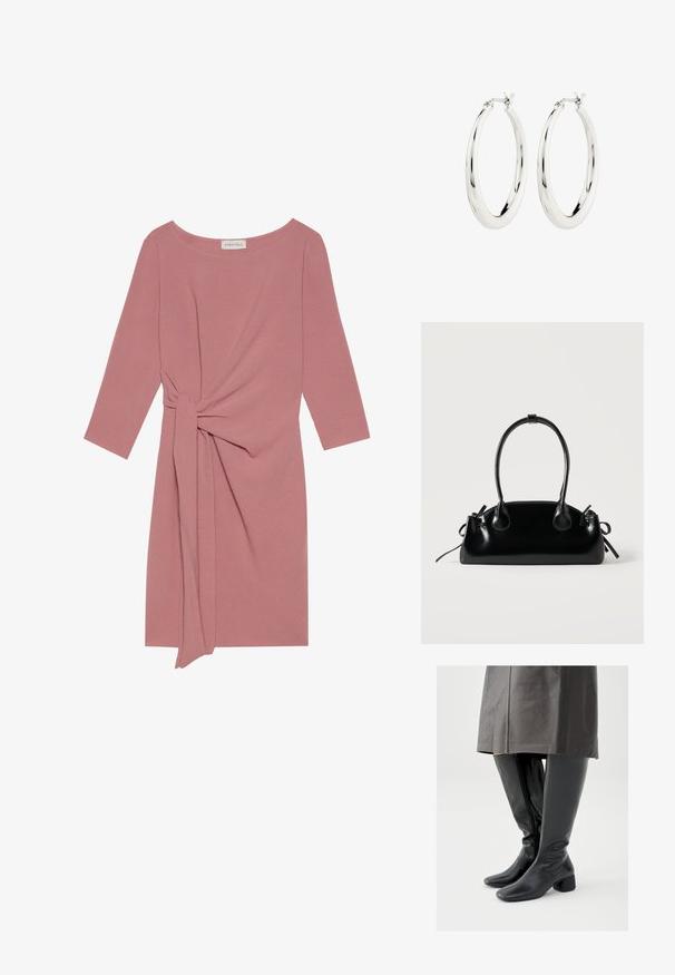 Rosa, knielanges Kleid mit Dreiviertelärmeln, einem geknoteten Akzent in der Taille und einem weichen, strukturierten Stoff. Rundhalsausschnitt, schlichtes Design.; Kniehohe schwarze Lederstiefel mit quadratischer Zehenpartie, schrägem Blockabsatz und seitlichem Reißverschluss; glatte Textur und körperbetontes Design.; Kleine schwarze glänzende Handtasche mit zwei langen Griffen und seitlichen Kordelzug-Details vor einfachem hellem Hintergrund.; Silberne Creolen mit einer glatten, glänzenden Oberfläche. Kreisform, ausgestattet mit einem sicheren Verschluss. Einfaches und elegantes Design.
