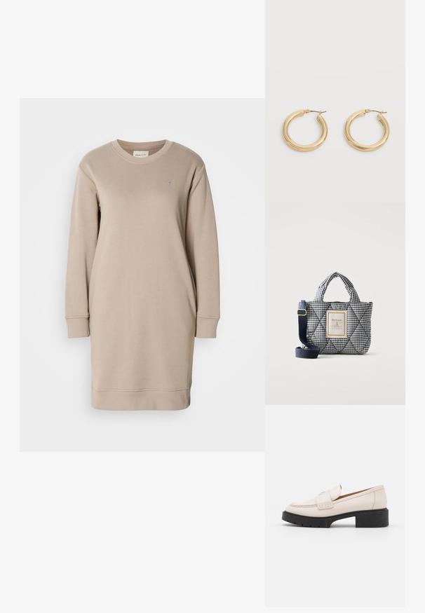 Beige sweatshirt jurk met lange mouwen, ronde halslijn en geribbelde boorden. Bevat een klein logo op de borst, gemaakt van zachte stof.; Lichtbeige leren loafers met een gestikte voorkant en een textuur met een zwarte plateauhak. Beschikt over een gebogen ontwerp en een lichte verhoging.; Gewatteerde marineblauwe en witte geruite handtas met korte handvatten, verstelbare marineblauwe schouderriem en Barbour South Shields logo patch.; Een paar glanzende gouden dikke creolen met metalen pinnen op een lichtgrijze achtergrond.