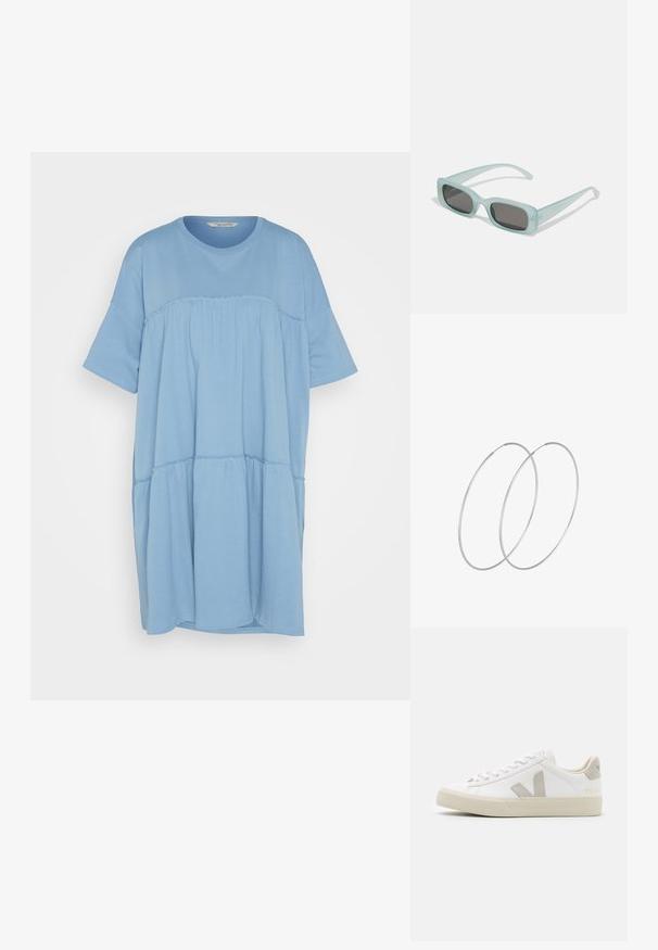 Herrlicher ELEANOR DRESS PEACHED - Jerseykjole - dream; Hvide sneakers lavet af læder med grå V-logo detaljer, struktureret gummisål, hvide snørebånd samt polstret tunge og krave.; Et par rektangulære solbriller med lyseblå gennemsigtige stel og mørkegrå linser, der har lige templer og minimale hardware detaljer.; Sølvøreringe med et minimalistisk design. Cirkulær form, glat tekstur og tynd profil. Letvægtige med en poleret overflade.