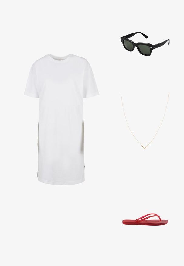 Robe t-shirt blanche à manches courtes, en coton, avec une coupe décontractée, un col rond et des fentes latérales à l'ourlet pour faciliter les mouvements.; Tongs en caoutchouc rouge avec semelle texturée et fines brides brillantes sur fond blanc.; Lunettes de soleil carrées noires avec des verres vert foncé, présentant des montures audacieuses et des accents argentés sur les côtés. Fabriquées en Italie.; Collier en ton or avec une fine chaîne et un pendentif en forme de V. Design épuré avec une finition lisse et polie et un minimum de détails.