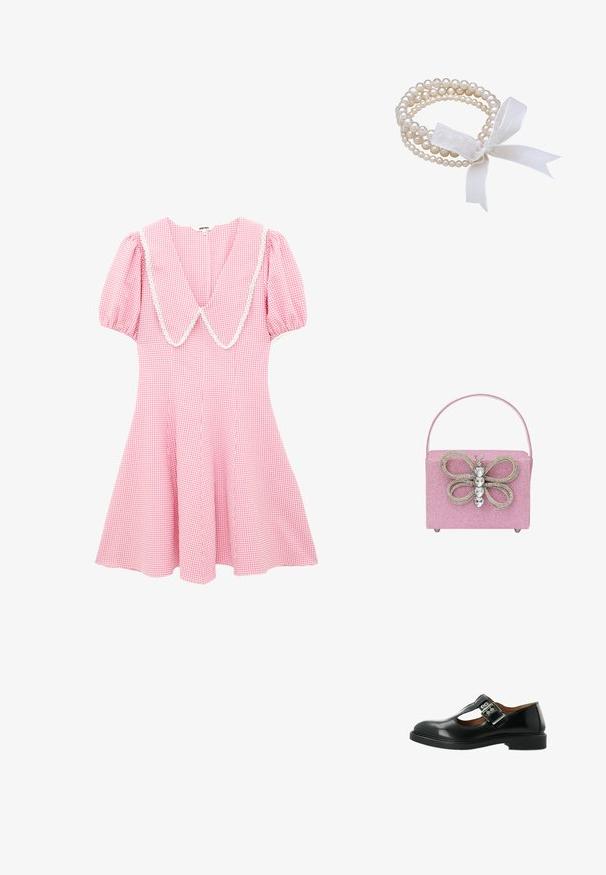 Roze-witte geruite jurk met korte pofmouwtjes en een brede puntige kraag afgezet met witte kant.; Zwarte leren Mary Jane-schoen met een T-strap, zilveren sluiting, ronde neus en een lage zool. Gladde textuur met een gepolijste afwerking.; Roze glitterhandtas met een vlinderontwerp van rhinestones, met een gestructureerde vorm en een enkele handgreep aan de bovenkant.; Witte parelarmband met meerdere strengen, met parels van verschillende groottes. Vastgebonden met een doorschijnende witte lintstrik.