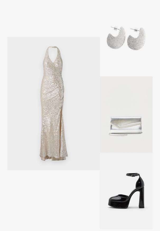 Beiges Halterneck-Glitzerkleid mit figurbetonter Silhouette, seitlichem Schlitz und gerafften Details für Textur und visuelles Interesse.; Schwarze Lackleder-Plateau-Absätze mit einem Knöchelriemen, runder Zehenform und Blockabsatz, die eine glatte, glänzende Textur präsentieren.; Glänzende silberne Clutch mit Umschlagklappe und dekorativem Besatz, kleiner silberner Kettenriemen, auf einfachem hellem Hintergrund.; Ohrstecker in silberner Halbmondform mit strukturierten kreisförmigen Mustern, die die Oberfläche bedecken, mit geraden Stiften und Schmetterlingsverschlüssen.