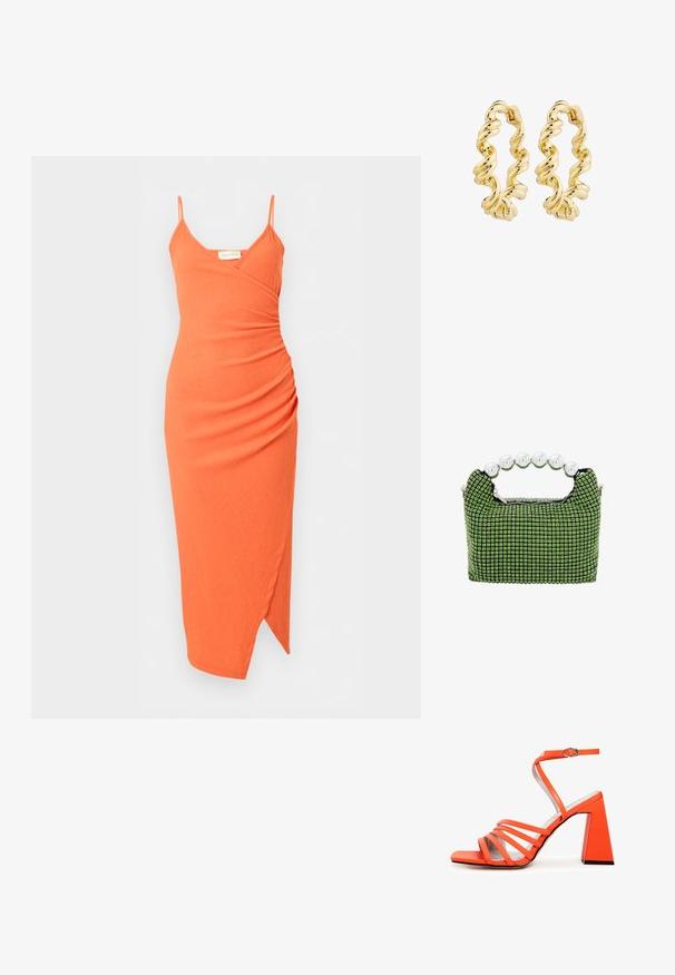 Ärmelloses, oranges Midikleid mit dünnen Trägern, V-Ausschnitt, gerafftem Seitendetail und asymmetrischem Saum.; Orangene Sandale mit Blockabsatz, mehreren schmalen Riemen und einer Schnalle am Knöchel. Glatte Textur und eckiges Zehendesign. Flache schwarze Sohle.; Grüne und schwarze gemusterte Handtasche mit strukturierter Oberfläche, ausgestattet mit einem abgerundeten metallischen Griff aus silbernen Kugeln. Reißverschlussverschluss.; Goldfarbene, gedrehte Creolen mit spiraligem Design und polierter Oberfläche. Das Schmuckstück verfügt über einen sicheren Schnappverschluss.