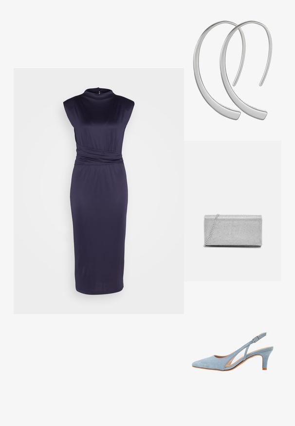 Navyblauwe mouwloze jurk met een hoge halslijn, met een gedraaide wikkelontwerp in de taille en een aansluitende silhouet, gemaakt van een gladde stof.; Lichtblauwe nubuck slingback hak, puntige neus, verstelbaar enkelbandje met metalen gesp, natuurlijke beige binnenzool en lage hak.; Zilveren metallic clutch met een geweven gaasontwerp, rechthoekige vorm en een kettingriem om mee te dragen. Gladde textuur en gepolijste afwerking.; Zilveren metalen oorbellen in de vorm van een gladde, glanzende, gebogen halve maan, met een minimalistisch ontwerp en zonder zichtbare patronen.