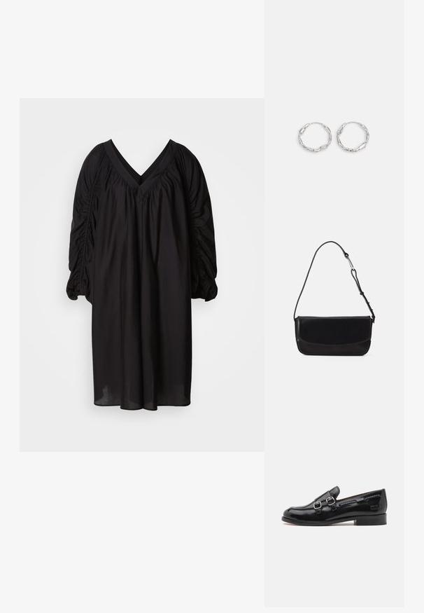 Vestido negro suelto con escote en V y mangas largas abullonadas, de longitud hasta la rodilla y con corte relajado.; Mocasín de charol negro con acentos de doble hebilla plateada, punta ligeramente redondeada y tacón bajo apilado. Detalle de costura texturizada a lo largo de la parte superior.; Vagabond DEIA - Bolso de mano - black; Pendientes de aro plateados con textura ondulada e irregular. Presentan una forma circular delgada y un acabado reflectante.