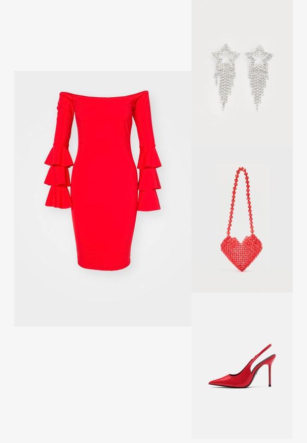 Robe rouge décolletée avec des manches longues, comportant trois volants superposés. Fabriquée dans un matériau lisse et ajusté.; ALDO PUCKERUP - Escarpins à talons hauts - red; Sac à main rouge en perles en forme de cœur avec une bandoulière assortie en perles sur un fond blanc uni.; Boucles d'oreilles en strass en forme d'étoile avec des détails de franges en cascade, présentant une teinte argentée et une surface brillante et réfléchissante. Forme d'étoile avec un design complexe.