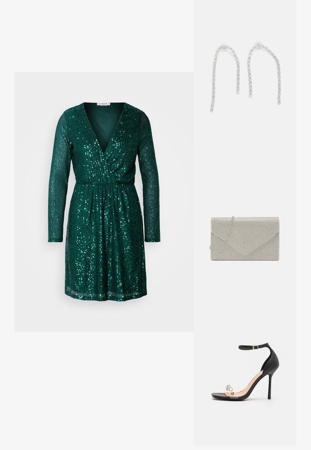 Robe en sequins verts avec des manches longues, un décolleté en V profond et une taille élastique. Texturée avec des sequins brillants disposés verticalement.; Sandale à talons hauts noire avec une sangle transparente ornée de trois clous décoratifs et une sangle ajustable à la cheville, au design élégant et pointu.; Pochette argent métallique au design d'enveloppe, ornée d'un motif texturé, avec une chaîne amovible.; Boucles d'oreilles en argent avec des chaînes pendantes, présentant plusieurs pierres précieuses claires disposées en motif linéaire, offrant un effet scintillant.