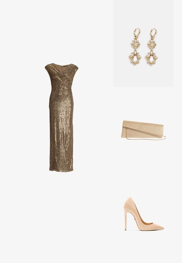 Vestido de noche sin mangas de lentejuelas doradas con diseño cruzado y escote en V, silueta larga y ajustada.; Zapato de salón de charol color nude con punta en punta, silueta elegante y tacón de aguja, con una textura suave y brillante.; Bolso de mano rectangular dorado con brillo, con una delgada correa de cadena dorada y cierre con solapa diagonal.; Pendientes colgantes en tono dorado con un diseño de racimo que incluye cristales claros en forma redonda y de lágrima, mostrando un detallado intrincado.