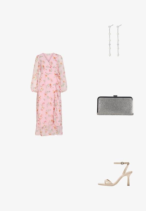 Roze midi wikkeljurk met lange doorschijnende mouwen, bloemenpatroon, V-hals, zijsstrik en gerimpelde zoom.; Nude lakleren hoge hak sandaal met een dunne enkelband en ronde gesp, open teen ontwerp en een slanke stilettohak.; Rechthoekige zilveren clutchtas bedekt met kleine strass-steentjes, met een zwart-zilveren metalen frame en een sluiting met gesp.; Zilveren ketting dang oorbellen met vijf gelijkmatig verdeelde ronde witte parels aan elke oorbel, bevestigd door een kleine ronde steker.