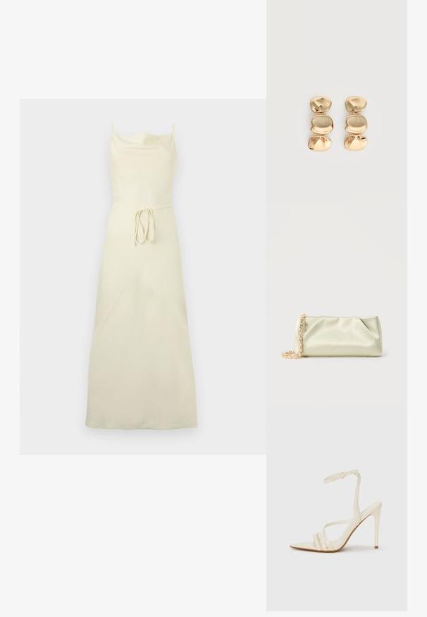 Robe maxi sans manches blanc cassé avec fines bretelles, encolure droite et ceinture nouée à la taille sur un fond uni.; Sandales à talons hauts beiges avec un bout pointu, comportant trois brides à l'avant et une fine bride à la cheville avec une boucle. Texture lisse, design minimaliste.; Pochette en satin vert clair avec une bandoulière chaîne en or et cristaux, forme rectangulaire avec des plis doux sur un fond uni.; Boucles d’oreilles pendantes ton or avec trois segments irréguliers, lisses et arrondis empilés verticalement sur un fond clair uni.