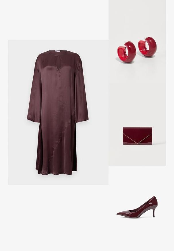 Vestido de satén en burdeos profundo con mangas largas, escote con abertura y detalle de costura diagonal. Textura suave, corte holgado, diseño de longitud media.; Woden WODEN - Tacones - cherry; Bolso de mano estilo sobre en rojo oscuro brillante con ribete dorado a lo largo del borde de la solapa sobre un fondo claro liso.; Pendientes de aro de acrílico rojo con un acabado brillante, que presentan un diseño curvado y abierto, y un cierre de Stud. La forma es redondeada y gruesa.